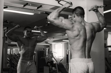 Seksi genç erkek vücut geliştirmeci kas gövde