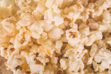 Gevşek patlamış mısır ve ahşap arka plan üzerinde 3d gözlük