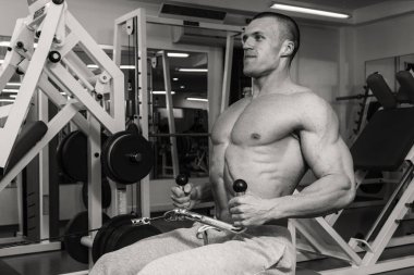 Seksi genç erkek vücut geliştirmeci kas gövde