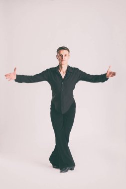 Adam balo salonu dansçı hafif bir arka plan üzerinde.