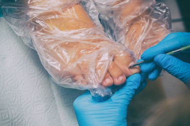 Bir uzman bir kıza bir spa salonda pedikür.