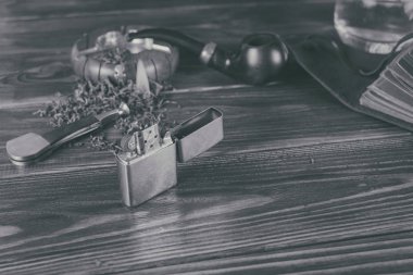 Arka plan yasaktır boru ahşap arka plan üzerinde.