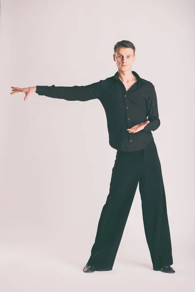 明るい背景に男の社交ダンサー. — ストック写真
