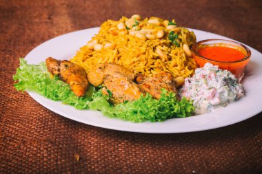 Beyaz bir tabak etli pilav.