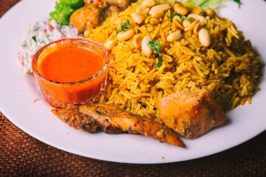 Beyaz bir tabak etli pilav.