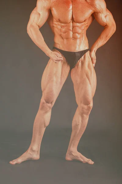 Bodybuilder zeigt seine Rücken- und Bizeps-Muskeln, persönliche Fitness — Stockfoto