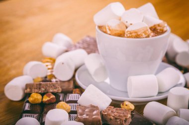 Ahşap arka planda fındıklar