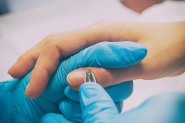 Spa salonunda manikür.