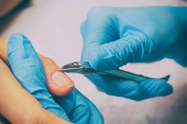 Spa salonunda manikür.