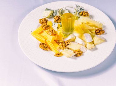 Farklı peynirler, bal ve fındık ile çanak