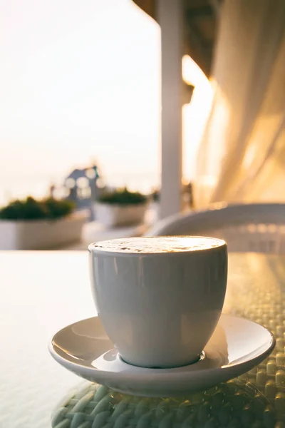 En kopp kaffe vid solnedgången — Stockfoto