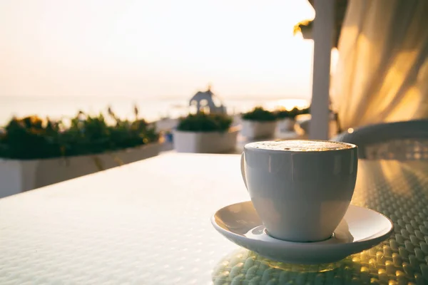 En kopp kaffe vid solnedgången — Stockfoto