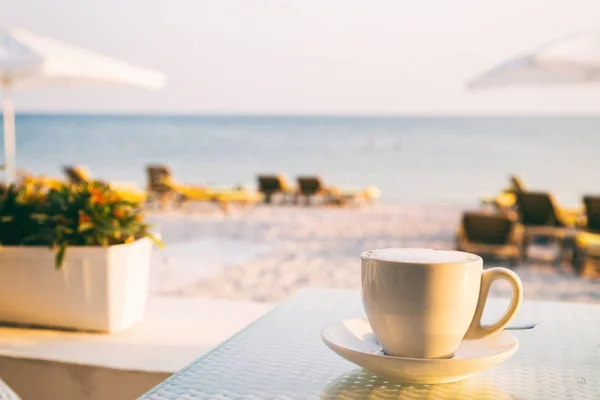 Una tazza di caffè al tramonto — Foto Stock