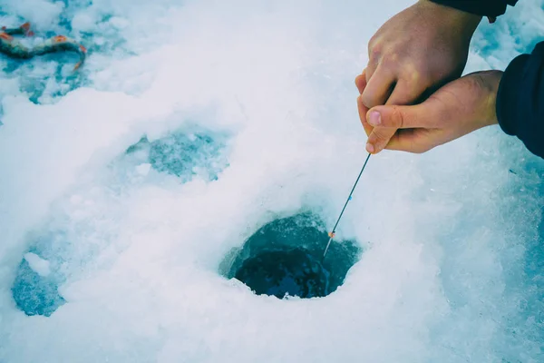 冬の釣りでは釣り、氷 — ストック写真