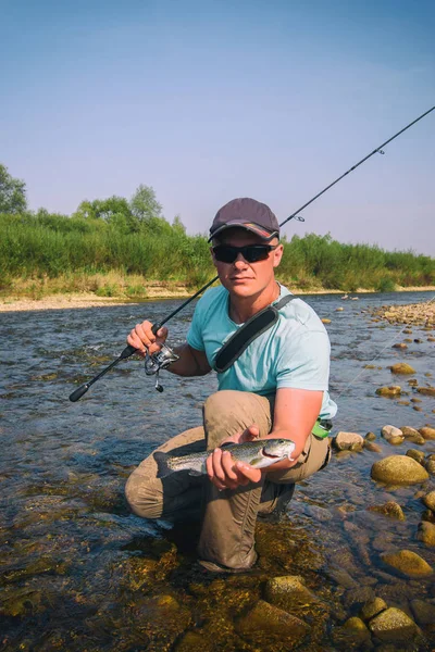 El pescador pesca truchas. Pesca para spinning . — Foto de Stock