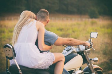 Seven çift bir alanda bir motosiklet üzerinde