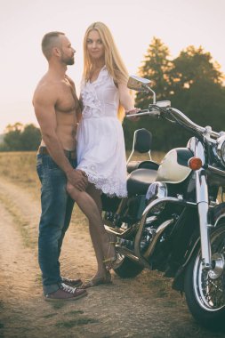 Seven çift bir alanda bir motosiklet üzerinde