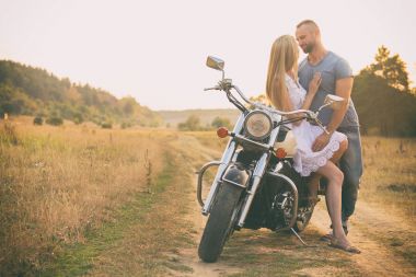 Seven çift bir alanda bir motosiklet üzerinde