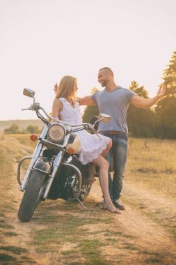 Seven çift bir alanda bir motosiklet üzerinde