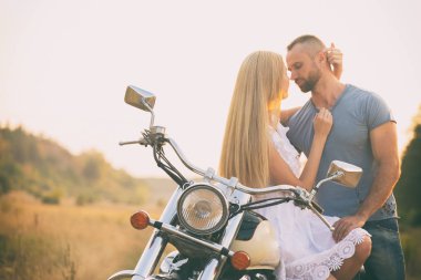 Seven çift bir alanda bir motosiklet üzerinde