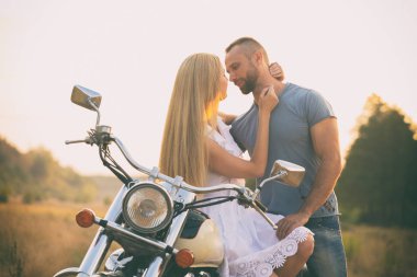 Seven çift bir alanda bir motosiklet üzerinde