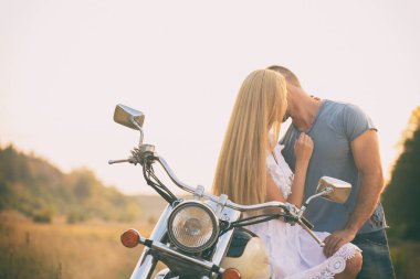 Seven çift bir alanda bir motosiklet üzerinde