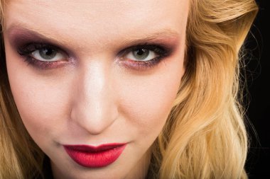 Seksi sarışın bir ceket