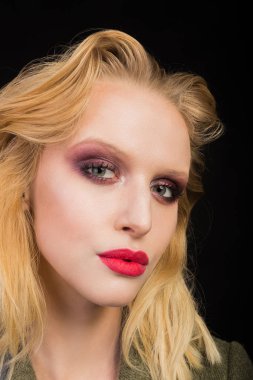 Seksi sarışın bir ceket