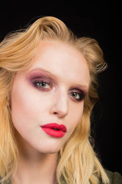 Seksi sarışın bir ceket