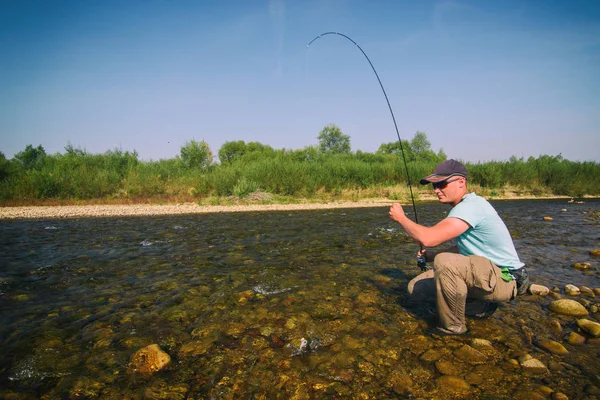 O pescador apanha truta. Pesca de fiação . — Fotografia de Stock