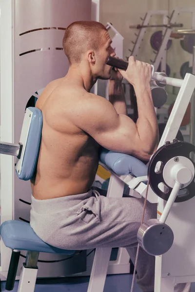 El deportista se dedica al gimnasio. —  Fotos de Stock