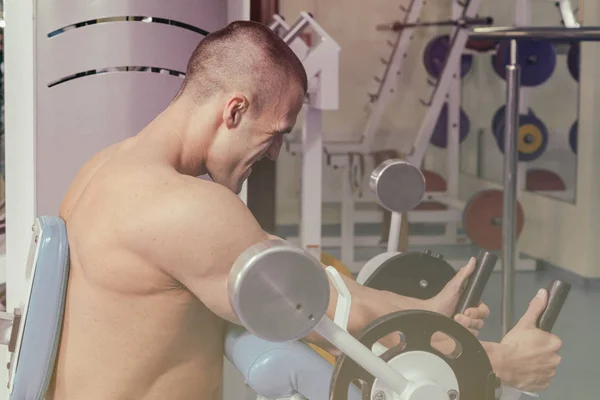 Lo sportivo è impegnato in palestra — Foto Stock