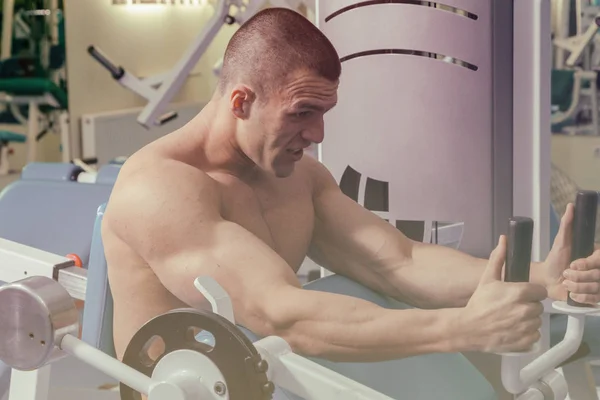 Idrottsutövaren är engagerad i gymmet — Stockfoto