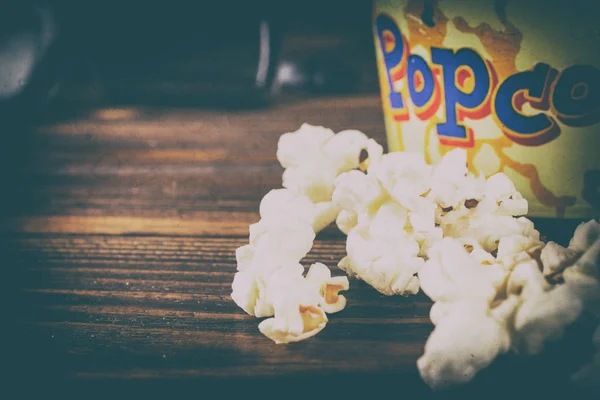 Popcorn und Gläser auf Holzgrund. — Stockfoto
