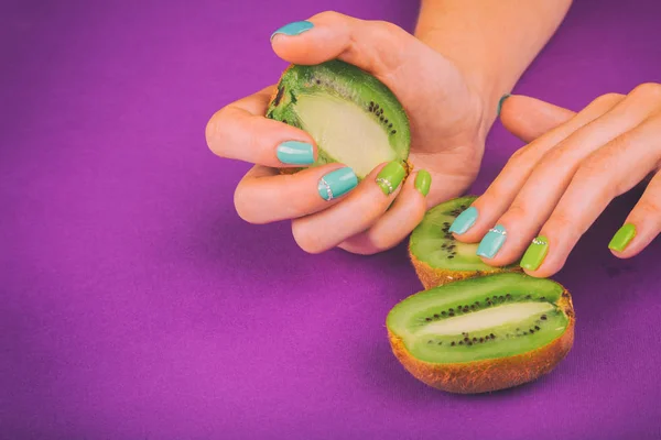 Manicure chique em um fundo brilhante . — Fotografia de Stock