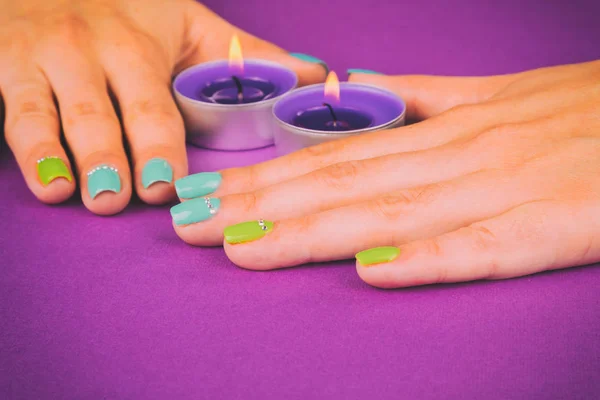 Manicure chic su uno sfondo luminoso . — Foto Stock