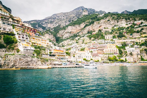 Positano, Italië - 18 juni 2015:Positano kust — Stockfoto