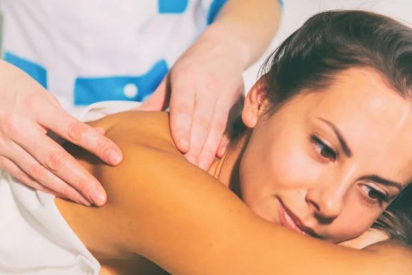 Massagem no salão de spa — Fotografia de Stock