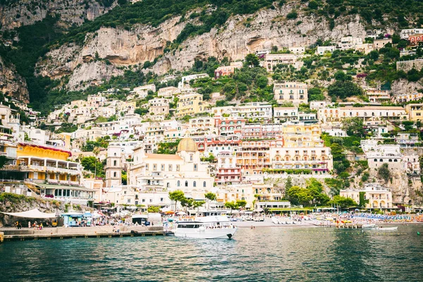 Positano, Italië - 18 juni 2015:Positano kust — Stockfoto