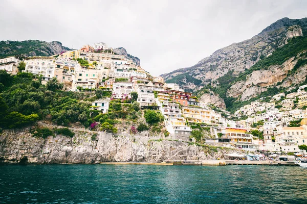 Positano, Włochy - 18 czerwca, 2015:Positano wybrzeże — Zdjęcie stockowe