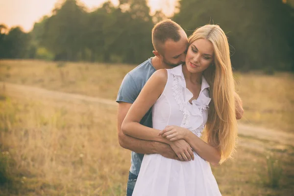 Casal amoroso em um campo — Fotografia de Stock