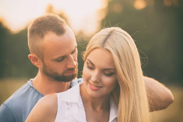 Loving couple in a field — Stock Photo, Image