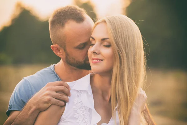 Casal amoroso em um campo — Fotografia de Stock