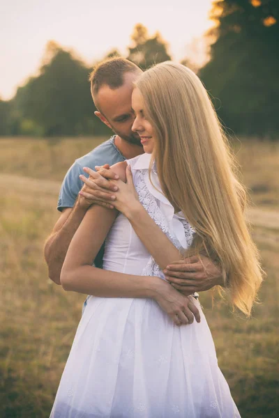 Loving couple in a field — Stock Photo, Image