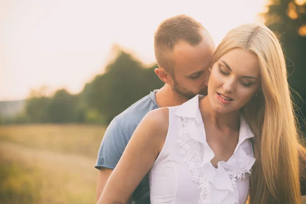 Verliefde paar in een veld — Stockfoto