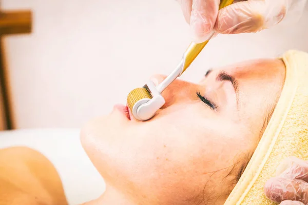 La cosmétologie. Fille à la procédure spa . — Photo