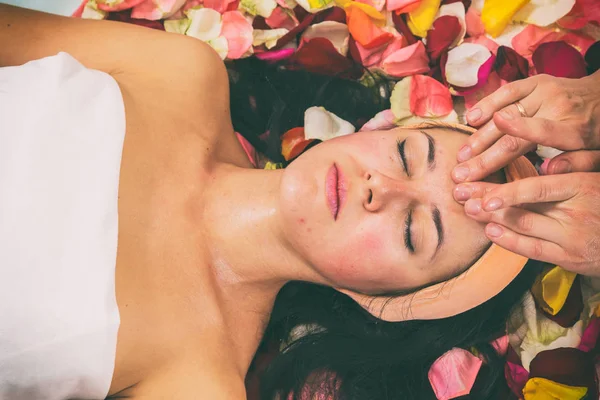 Cosmetología. Chica en el procedimiento de spa . — Foto de Stock