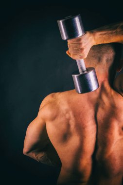 Sağlıklı kaslı genç adam.