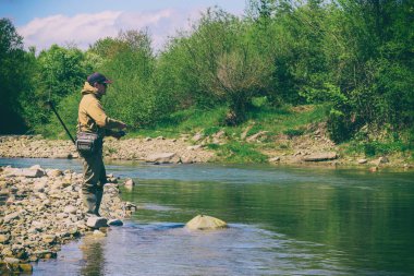 Bir dağ nehir Balık tutma
