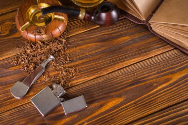 Sigara boru, viski ahşap arka plan üzerinde.